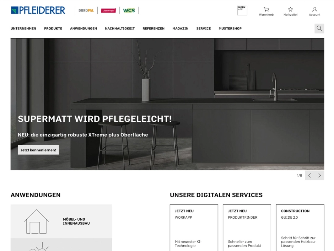 Screenshot der Startseite von Pfleiderer mit Logo, Navigation und einem großflächigen Banner, das eine moderne, supermatte, schwarze Küche mit der Überschrift "SUPERMATT WIRD PFLEGELEICHT!" zeigt.
