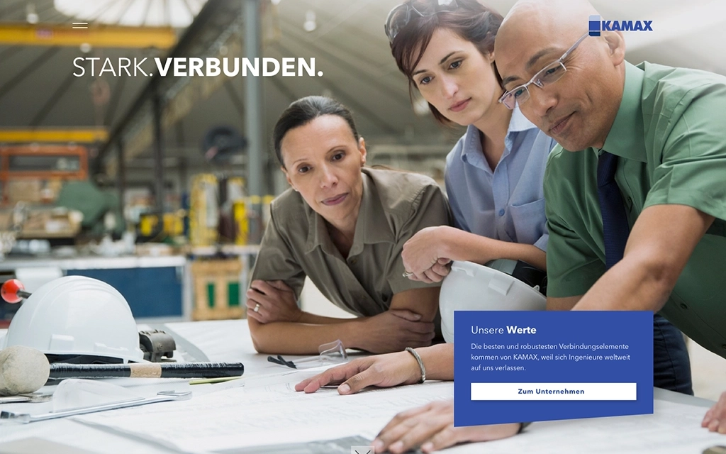 Drei Mitarbeiter in einer Fabrikhalle beugen sich über Baupläne und diskutieren. Die Überschrift lautet "STARK.VERBUNDEN." und es gibt einen Kasten mit Informationen zu den Unternehmenswerten.
