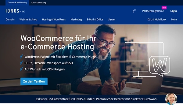 IONOS-Landingpage für WooCommerce-Hosting mit Mann am Laptop, hervorgehobenen Vorteilen wie WordPress, SSD-Hosting und CDN sowie Button zu den Tarifen.