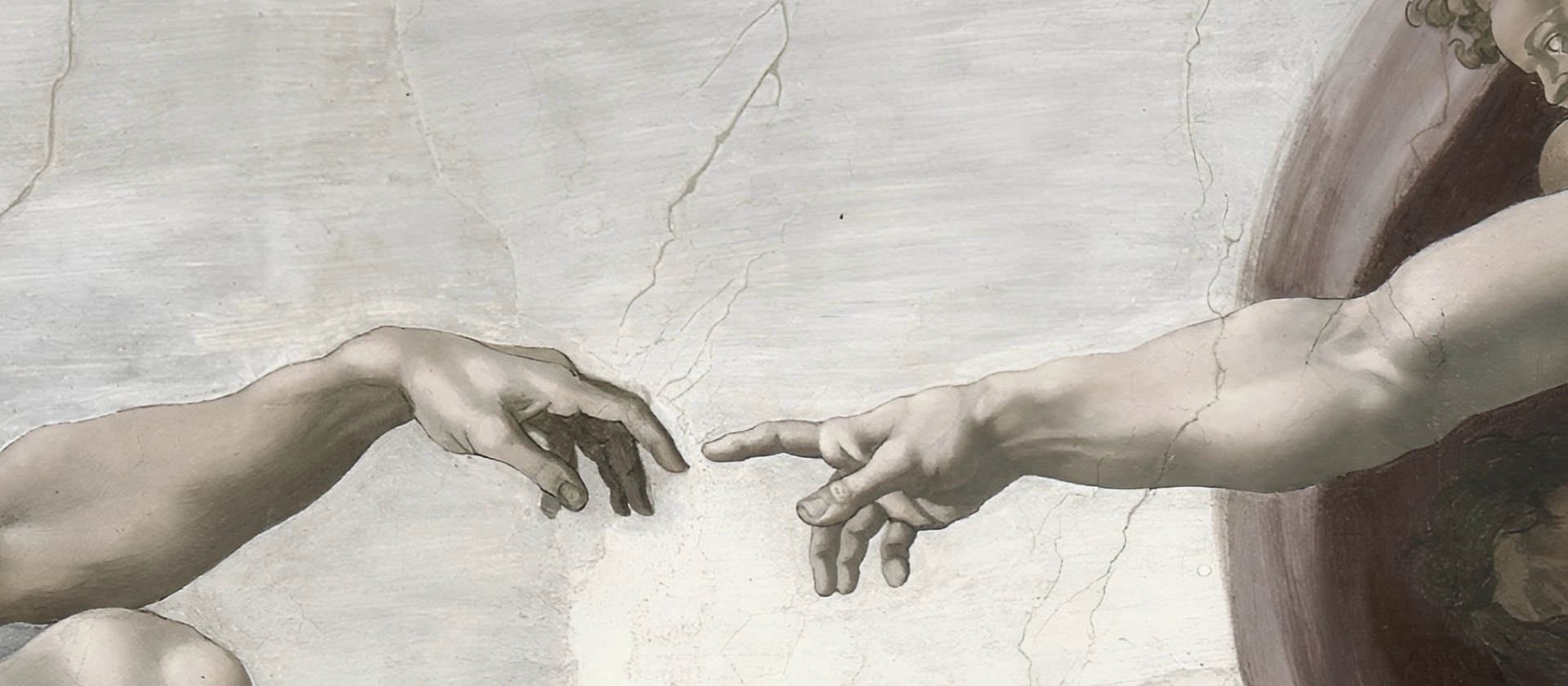 Zwei einander entgegenstreckende Hände aus einem klassischen Fresko nähern sich vor hellem, rissigem Hintergrund an und erzeugen eine ruhige, spannungsvolle Bildwirkung.