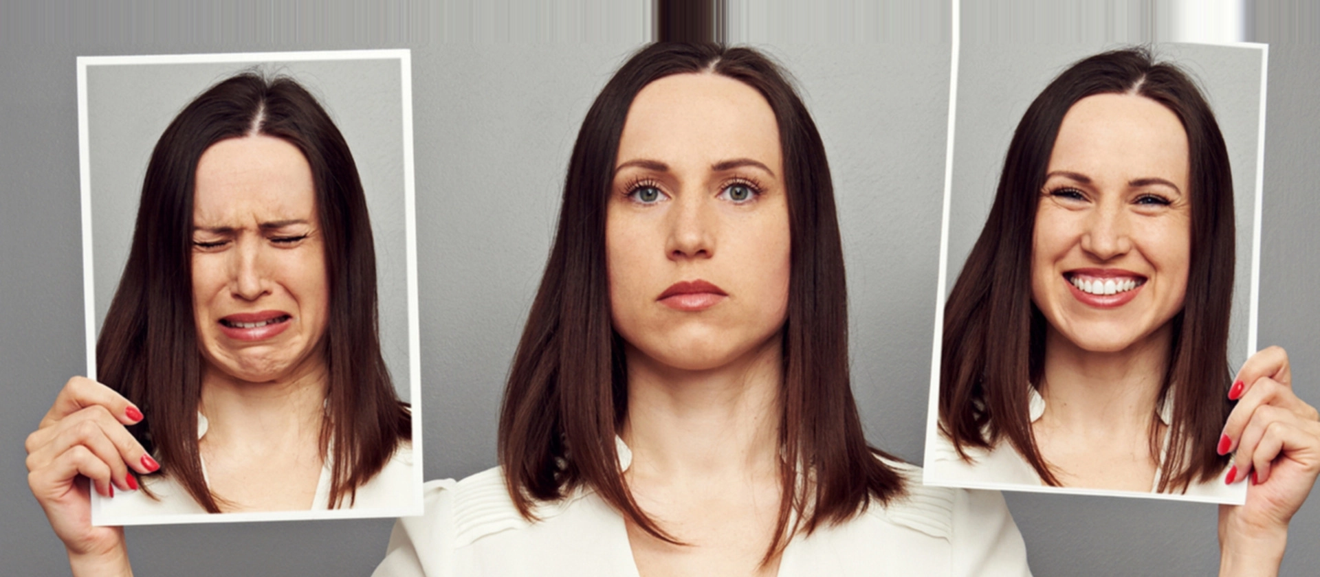 Eine Frau blickt neutral in die Kamera und hält links und rechts je ein Foto mit weinendem und lachendem Gesichtsausdruck vor einem schlichten grauen Hintergrund.