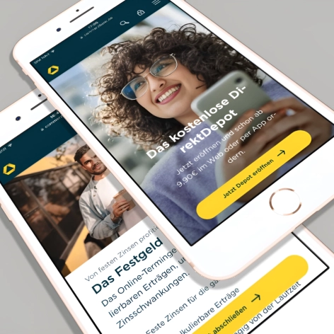Werbeanzeige auf einem Smartphone und Broschüre für eine schnelle Kontoeröffnung bei der Commerzbank.