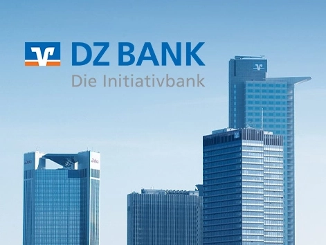 Das Logo der DZ BANK ("DZ BANK Die Initiativbank") vor einem hellblauen Himmel, über einer Aufnahme von drei modernen Hochhäusern in einer Stadt.