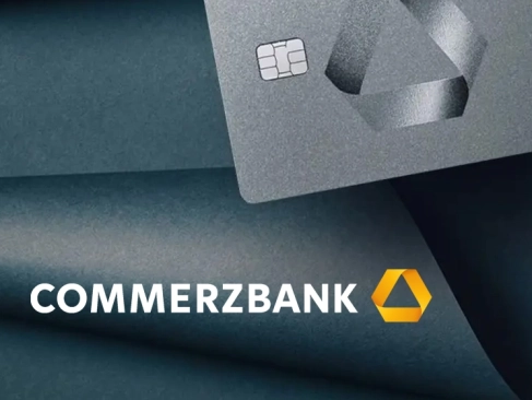 Nahaufnahme einer silbernen Kreditkarte auf grauem Hintergrund mit Commerzbank-Logo.