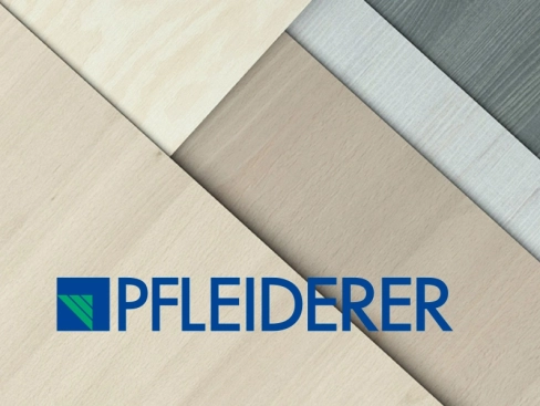 Logo der Firma Pfleiderer in Blau und Grün, platziert über einer Collage aus verschiedenen Holzmusterplatten in hellen und grauen Tönen.