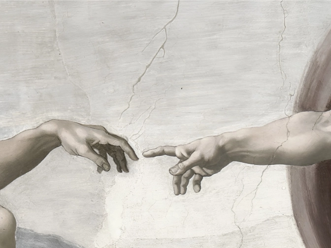 Zwei einander entgegenstreckende Hände aus einem klassischen Fresko nähern sich vor hellem, rissigem Hintergrund an und erzeugen eine ruhige, spannungsvolle Bildwirkung.