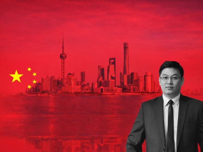 Rote Stadtlandschaft mit moderner Skyline am Wasser, links ein Sternenmotiv, rechts im Vordergrund ein Mann im Anzug vor dramatisch gefärbtem Himmel.