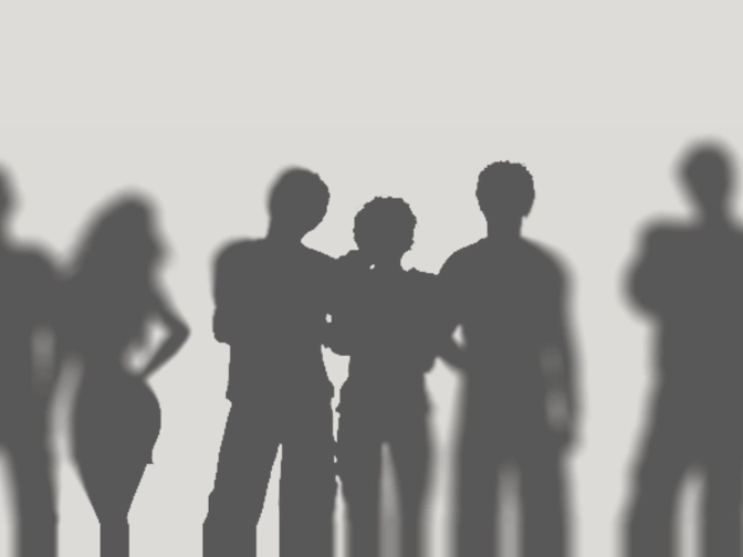Unscharfe Silhouetten mehrerer stehender Personen vor hellem grauem Hintergrund, mittig dichter gruppiert und nach außen weich ausgeblendet, mit ruhiger, neutraler Stimmung.