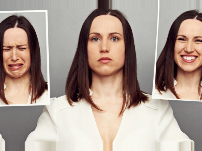 Eine Frau blickt neutral in die Kamera und hält links und rechts je ein Foto mit weinendem und lachendem Gesichtsausdruck vor einem schlichten grauen Hintergrund.