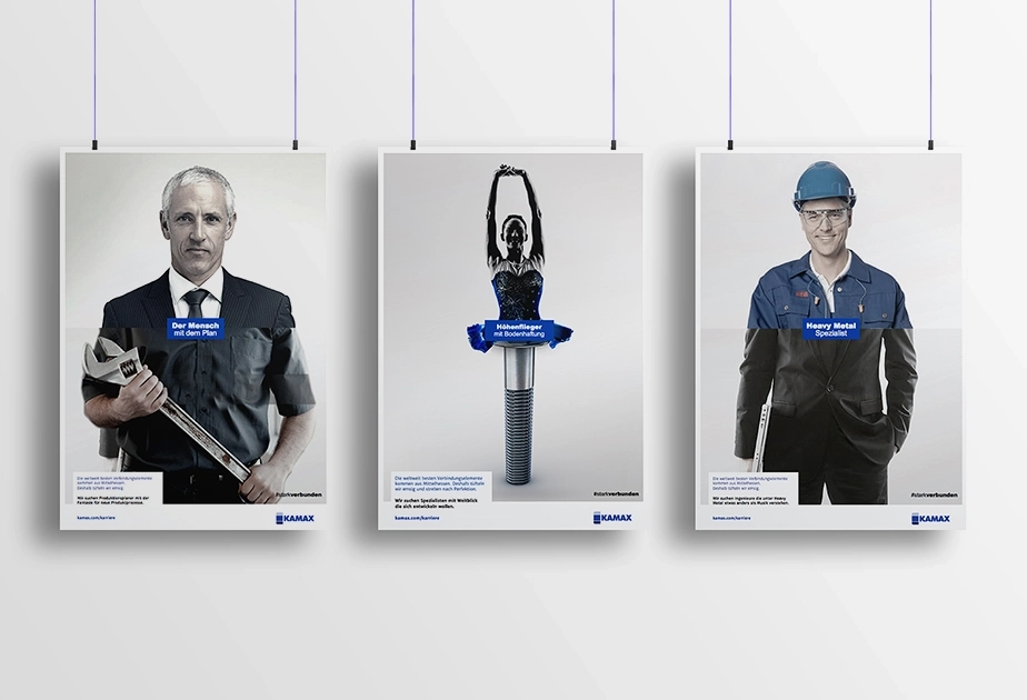 Drei Werbeplakate der KAMAX Karriere-Kampagne, die unerwartete Kombinationen zeigen: Ein Geschäftsmann mit Schraubenschlüssel ("Der Mensch mit dem Plan"), eine Ballerina auf einem Bolzen ("Hülsenflieger mit Tanzbegabung") und ein lächelnder Arbeiter mit Helm ("Heavy Metal Spezialist").