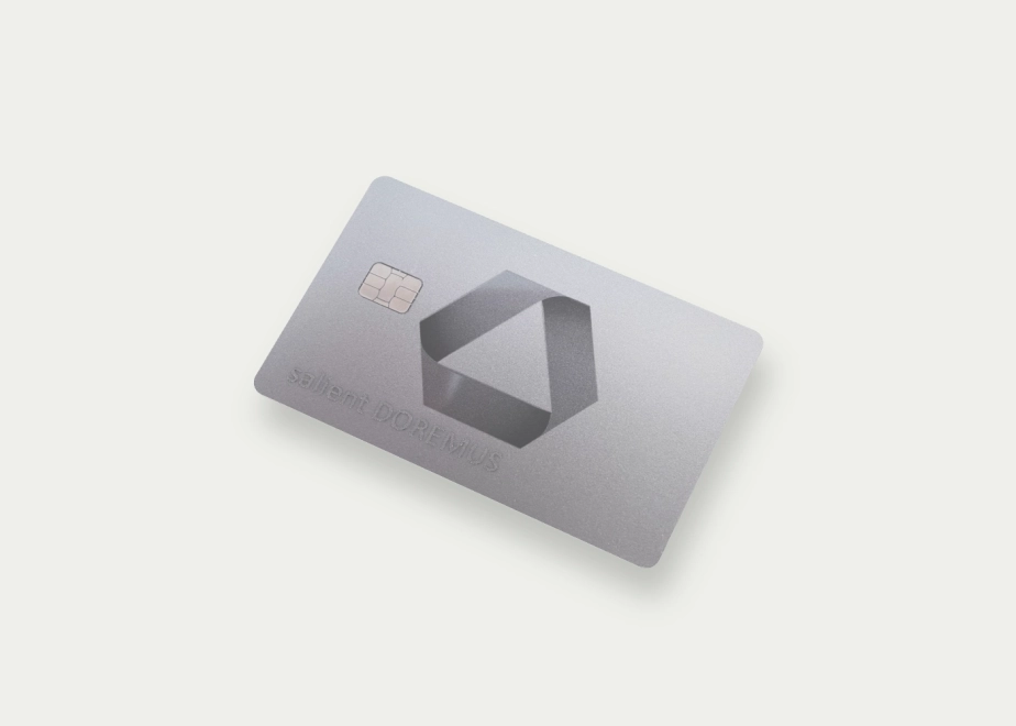 Silberne Kreditkarte mit Chip und Commerzbank-Logo